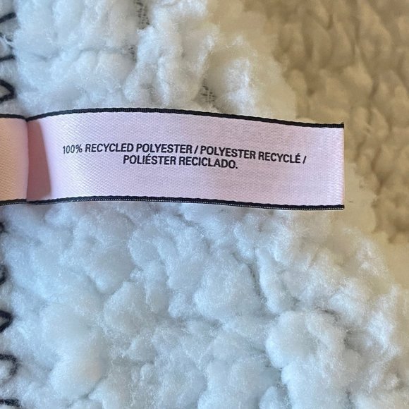 Victoria Secret Red Plaid Throw Blanket 100% Recycled Polyester - Picture 9 of 9